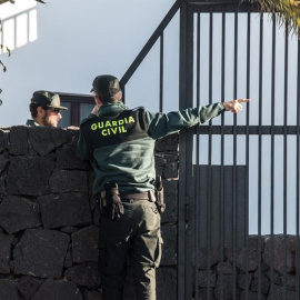 14/01/2019.- Efectivos de la Guardia Civil se personan en el domicilio de Romina Celeste, desaparecida desde la noche del pasado 31 de diciembre y donde anoche fue detenido su marido. EFE/Javier Fuentes