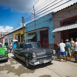 Varios vehículos clásicos transitan por una calle en el pueblo de Bejucal, provincia Mayabeque, a 22 de octubre de 2024.