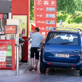 18/08/2022 Un hombre echa gasolina en una estación de servicio, el primer día de la primera operación salida del verano de 2022, a 1 de julio de 2022, en Madrid