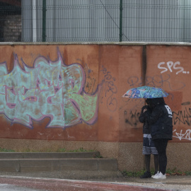 Dos personas migrantes en las inmediaciones de uno de los centros de Emergencia, Acogida y Derivación de Alcalá de Henares (Madrid), a 19 de enero de 2024.