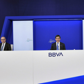 El presidente de BBVA, Carlos Torres Vila (d.), y el consejero delegado, Onur Genç (i.), durante la Junta General de Accionistas 2021.