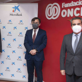 El presidente de MicroBank, Juan Carlos Gallego; el vicepresidente ejecutivo de Fundación ONCE, Alberto Durán; y el director territorial de Madrid Metropolitana de CaixaBank, Rafael Herrador, en la firma del convenio