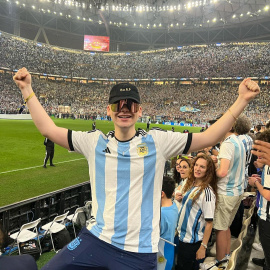 Bizarrap celebra la Copa del Mundo ganada por Argentina en Qatar en diciembre de 2022.