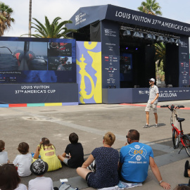 Aficionats mirant la primera competició de la Copa Amèrica de Vela al Race Village