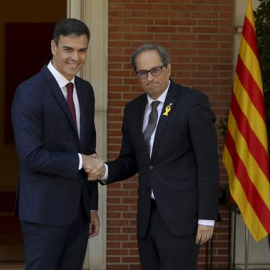 El presidente del Gobierno, Pedro Sánchez (i), y el presidente de la Generalitat, Quim Torra, posan para los medios antes de la reunión que ambos han mantenido hoy en el Palacio de La Moncloa, en Madrid. EFE/Ballesteros