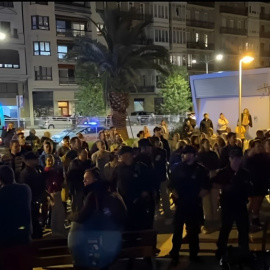 Captura de un vídeo de la concentración contra los voluntarios que ofrecen cenas a personas sin recursos en Donostia, a 21 de octubre de 2024.