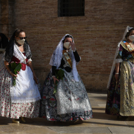 Tres falleras en Valencia. Foto de archivo.