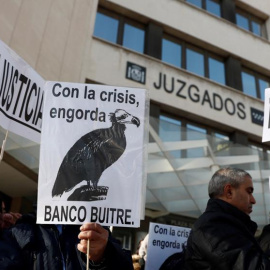 Imagen de archivo de una protesta de los afectados por la venta de 32 promociones de vivienda pública por el IVIMA. EFE/Mariscal