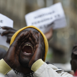 Una persona protesta en Barcelona contra la muerte del vendedor ambulante Mame Mbaye, en marzo de 2018.