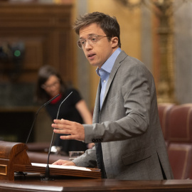 El diputado de Sumar y líder de Más País, Iñigo Errejón, interviene durante una sesión extraordinaria en el Congreso de los Diputados.