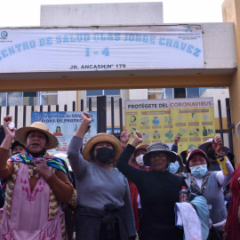 Familiares de los heridos por los enfrentamientos entre los manifestantes y la policía protestan en un centro de salud, en Juliaca, región de Puno (Perú), a 10 de enero de 2023.