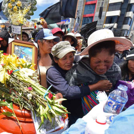 Varias personas reaccionan durante una gran misa para los fallecidos esta semana durante las protestas, hoy, en la Plaza de Armas de Juliaca (Perú).