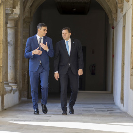 El presidente del Gobierno, Pedro Sánchez (i), y el primer ministro de la República Portuguesa, Luís Montenegro (d)