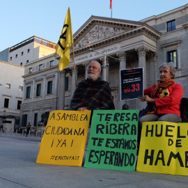 Los dos activistas de Extinction Rebellion en huelga de hambre frente al Congreso de los Diputados.