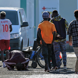 Imagen de un cayuco rescatado con 183 personas a bordo, entre ellas 8 menores y 9 mujeres.