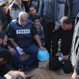 Varios periodistas durante el funeral de un compañero en Rafah, en la Franja de Gaza.