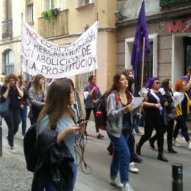 Manifestantes a favor y en contra de la prostitución.