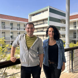 Els investigadors Maria Rodó i Leon Freude, al Campus Ciutadella de la Universitat Pompeu Fabra (UPF).