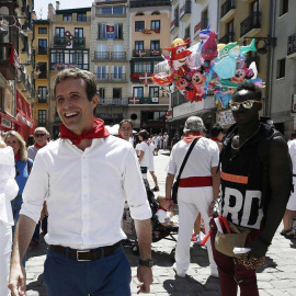 Pablo Casado, de paseo por Pamplona en plenos Sanfermines para promocionar su candidatura. (JESÚS DIGES | EFE)