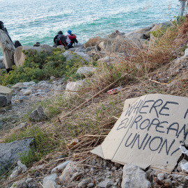 Inmigrantes y activistas sobre las rocas del malecón en el paso fronterizo San Ludovic, en la costa mediterránea entre Ventimiglia (Italia) y Menton (Francia). REUTERS / Eric Gaillard