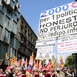 Imatge d'una manifestació amb un cartell que denuncia els accidents laborals.