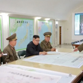 El líder de Corea del Norte, Kim Jong-un, examina los planes militares para un eventual ataque a la isla de Guan, territorio estadounidense. REUTERS