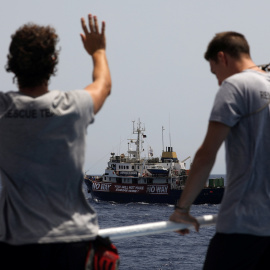 Los salvavidas de la ONG española Proactiva Open Arms observan el buque C Star dirigido por un grupo de activistas anti-inmigración en el Mar Mediterráneo Occidental que les presionan para abandonar la zona. / REUTERS