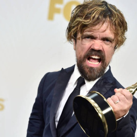 Peter Dinklage tras recibir su Emmy en 2015. EFE