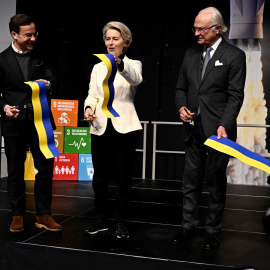 El primer ministro de Suecia, Ulf Kristersson, junto a Ursula von der Leyen, presidenta de la Comisión Europea, y al rey Carlos XVI de Suecia en la inauguración de la base espacial.