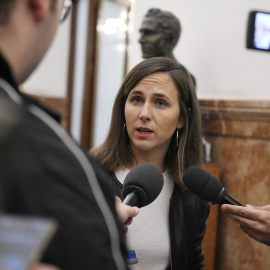 La secretaria general de Podemos, Ione Belarra, ofrece declaraciones a los medios tras una plenaria en el Congreso de los Diputados.