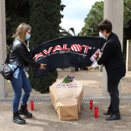 Imatge de l'acte reivindicatiu d'Avalot, l'ala jove de la UGT al Fossar de la Pedrera del Cementiri de Montjuïc on han escenificat l'enterrament del jovent de la classe treballadora.