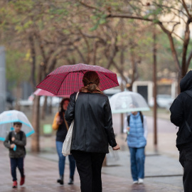 Una familia se protege de la lluvia en Barcelona, a 13 de mayo de 2023.