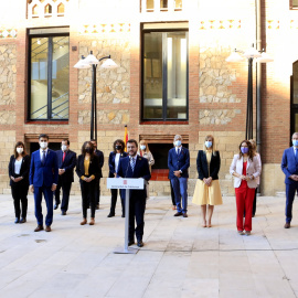 Els membres del Govern, encapçalats pel president, Pere Aragonès, en la declaració institucional amb motiu de l'1-O quatre anys després, a l'exterior de la seu dels Serveis Matrius del CatSalut.