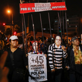 12/01/2023 Manifestantes protestan con pancartas contra el Gobierno de Dina Boluarte en la capital de Perú, Lima