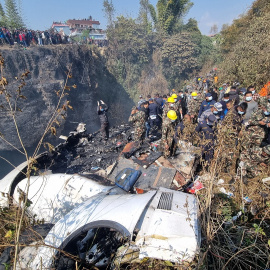 El equipo de rescate trabaja para recuperar los cuerpos de las 72 personas que viajaban en un avión accidentado en in Pokhara, Nepal, a 15 de enero de 2023