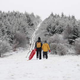 La llegada de un frente frío ha dejado nieve en cotas superiores a los 800 metros.