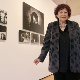 23/10/2024 - La fotògrafa Pilar Aymerich a l'exposició que li dedica la sala Tecla Sala de l'Hospitalet.