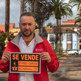 El portavoz del Comité de Huelga del Instituto Canario de Hemodonación y Hemoderivados, Daniel Quintero, protesta contra el "proceso de privatización encubierta"