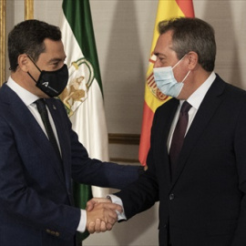 El presidente de la Junta, Juanma Moreno (i), durante su reunión con el secretario general del PSOE-A, Juan Espadas (d).