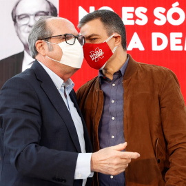 El presidente del Gobierno, Pedro Sánchez (d), participa en un acto de campaña del PSOE para apoyar al candidato socialista a la Comunidad de Madrid, Ángel Gabilondo (i), en Getafe, este domingo. Más polarizada si cabe que al principio, la campaña pa