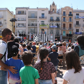 La plaça del Mercadal de Reus s'ha omplert de gom a gom sota un bat de sol durant la representació de l'espectacle 'MAMA XTREME in Wonderland' al Trapezi