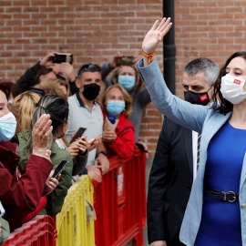 La presidenta en funciones de la Comunidad de Madrid, Isabel Díaz Ayuso, saluda a los vecinos de la localidad al término del acto que ha tenido lugar este viernes en la sede del Instituto Cervantes de Alcalá de Henares con motivo de la celebración del