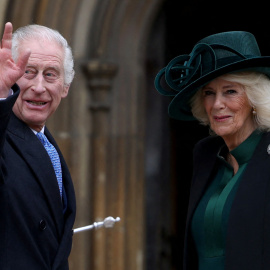 El rey Carlos III y la reina Camilla llegan para asistir al Servicio de Pascua en la Capilla de San Jorge en el Castillo de Windsor.