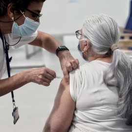 17/06/2022 Una mujer es vacunada con la dosis de  AstraZeneca contra el Covid-19 en el Hospital de Emergencias Enfermera Isabel Zendal, a 8 de abril de 2021, en Madrid