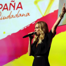 La cantante Marta Sánchez, canta 'a capella' su versión del himno de España, durante la presentación de la plataforma "ESPAÑA Ciudadana", una plataforma propuesta por Ciudadanos en favor de la unidad del país, hoy en un acto en el Palacio de Congres