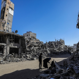 Un grupo de palestinos entre las ruinas de un ataque israelí en Jan Yunis, en la Franja de Gaza.