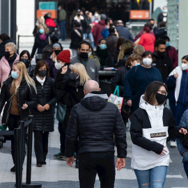 Varias personas pasean por el centro comercial Glories de Barcelona