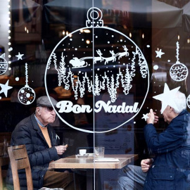 Dos personas desayunan en una cafetería en Barcelona.