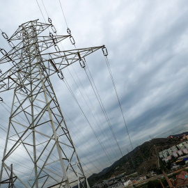 Una torre de alta tensión cerca de Barcelona. REUTERS/Albert Gea