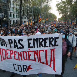 Centenars de persones es manifesten a Barcelona per commemorar el quart aniversari del referèndum de l'1-O.